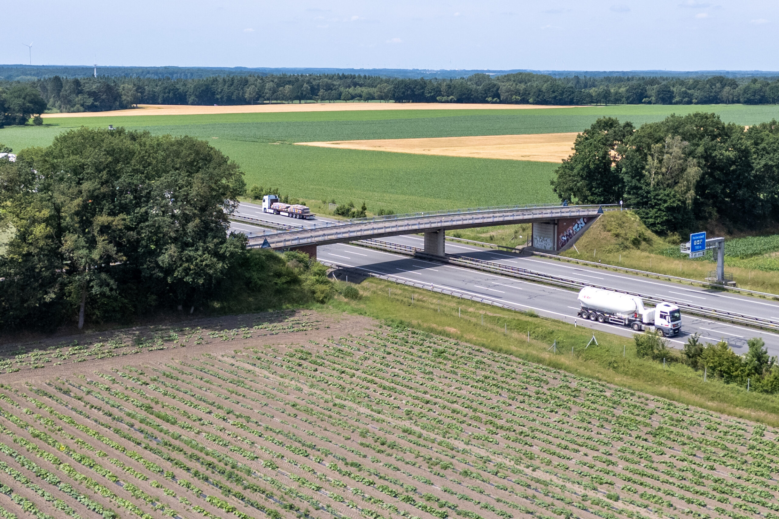 Von dieser Brücke zwischen den Ortschaften Oldendorf und Wennerstorf-Heide warfen die Täter Steine auf die Autobahn.
