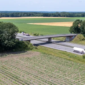 Von dieser Brücke zwischen den Ortschaften Oldendorf und Wennerstorf-Heide warfen die Täter Steine auf die Autobahn.