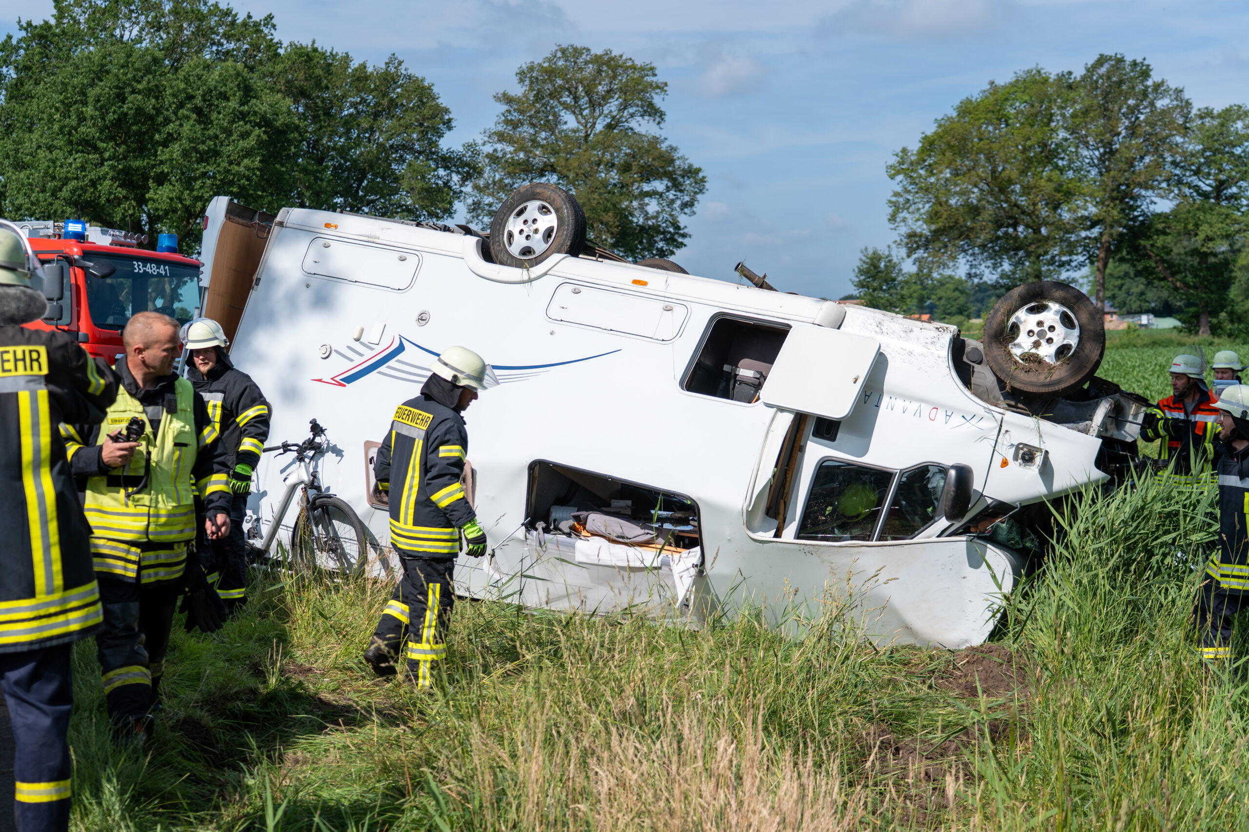 wohnmobil kracht bei Scheeßel gegen Baum und überschlägt sich – beide Insassen schwer verletzt