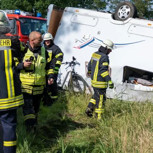 wohnmobil kracht bei Scheeßel gegen Baum und überschlägt sich – beide Insassen schwer verletzt