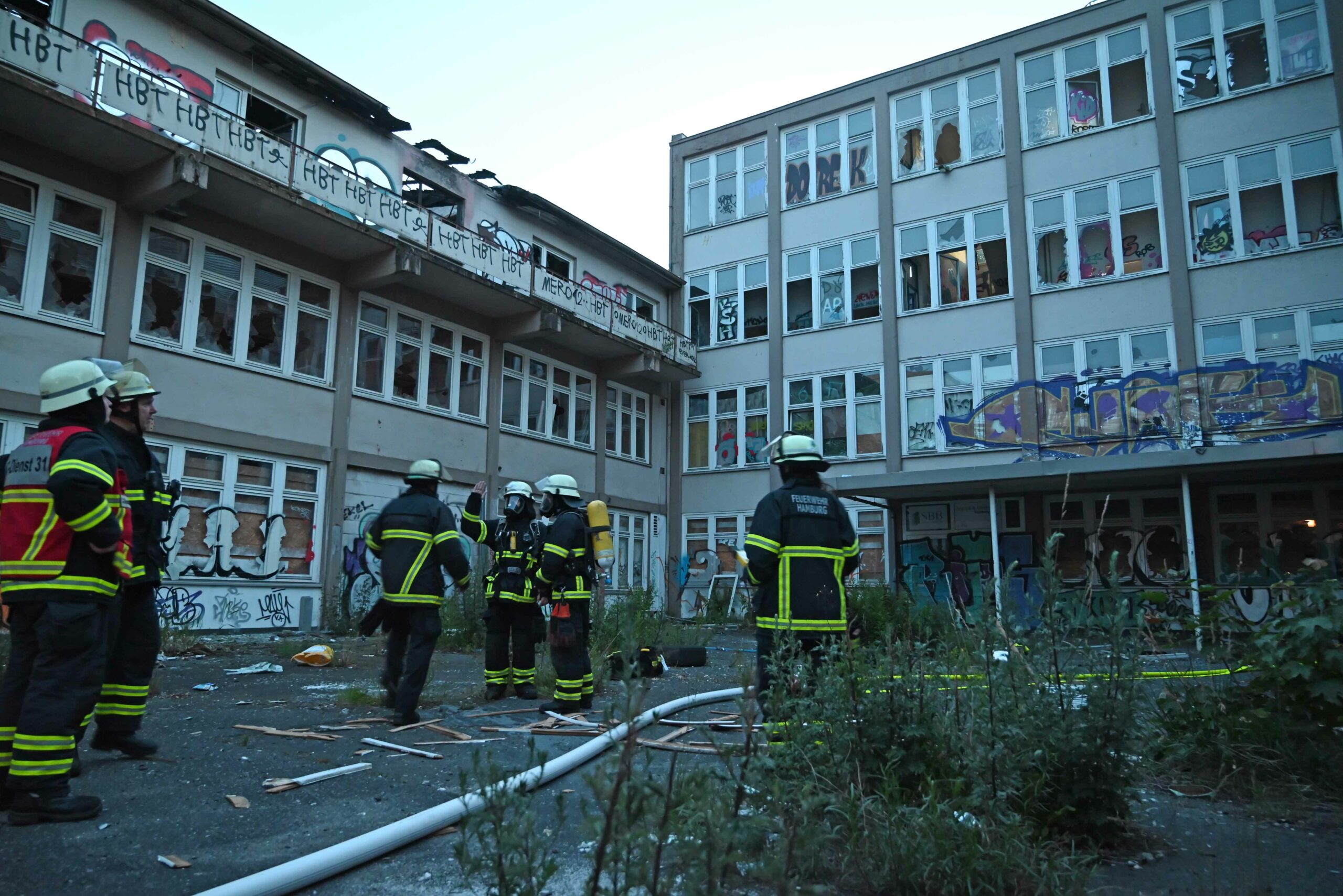 Leerstehendes Gebäude mit Feuerwehr