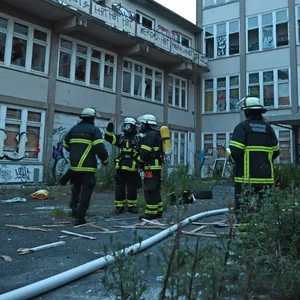 Leerstehendes Gebäude mit Feuerwehr