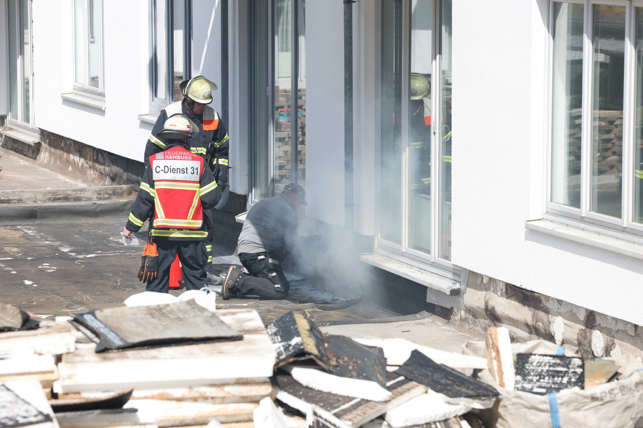 Die Feuerwehr öffnete Teile des Daches.