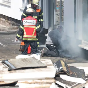 Die Feuerwehr öffnete Teile des Daches.