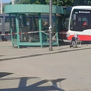 Rettungswagen steht am Unglücksort an der Bushaltestelle.