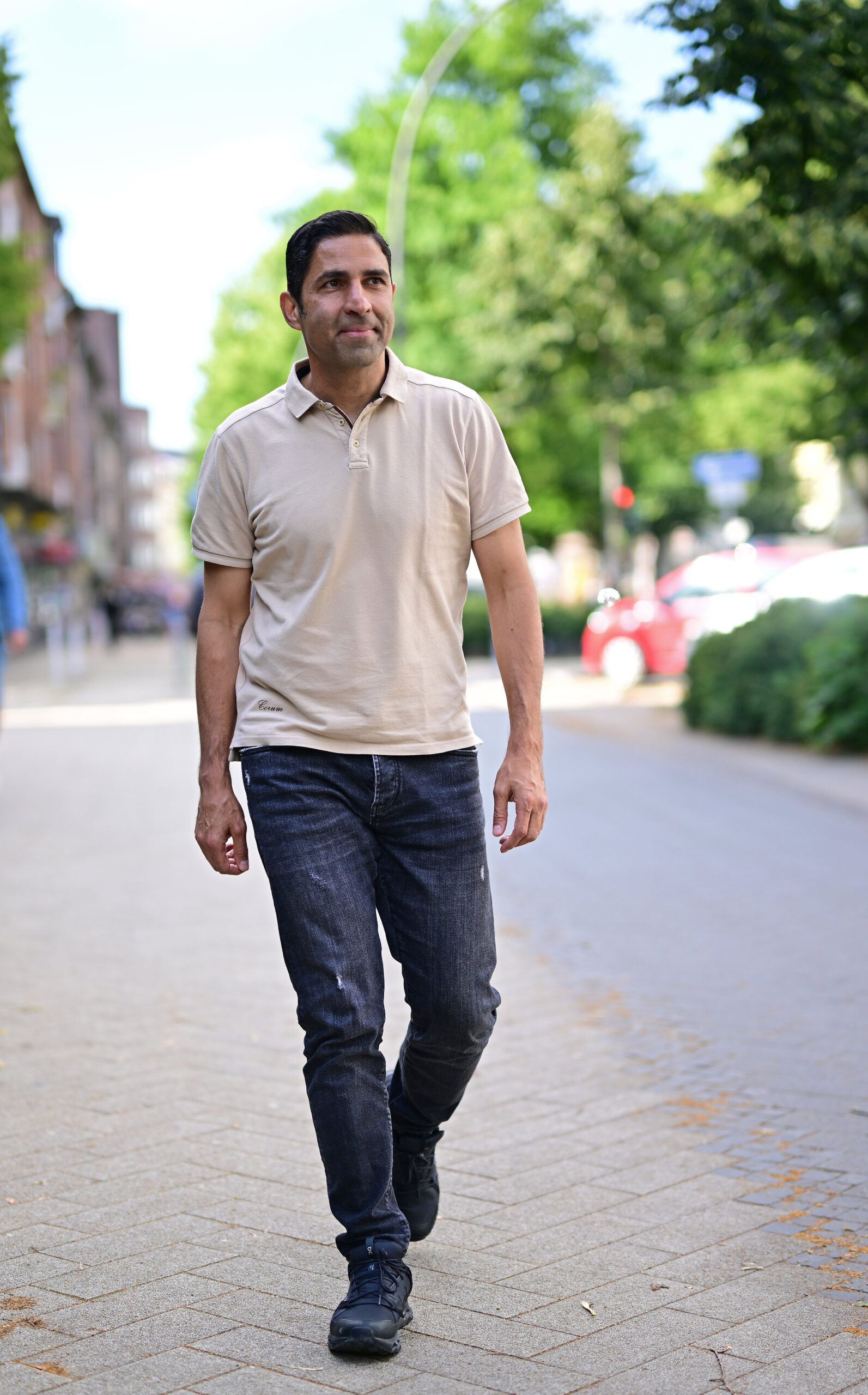 Vahid Hashemian läuft in Hamburg eine Straße entlang
