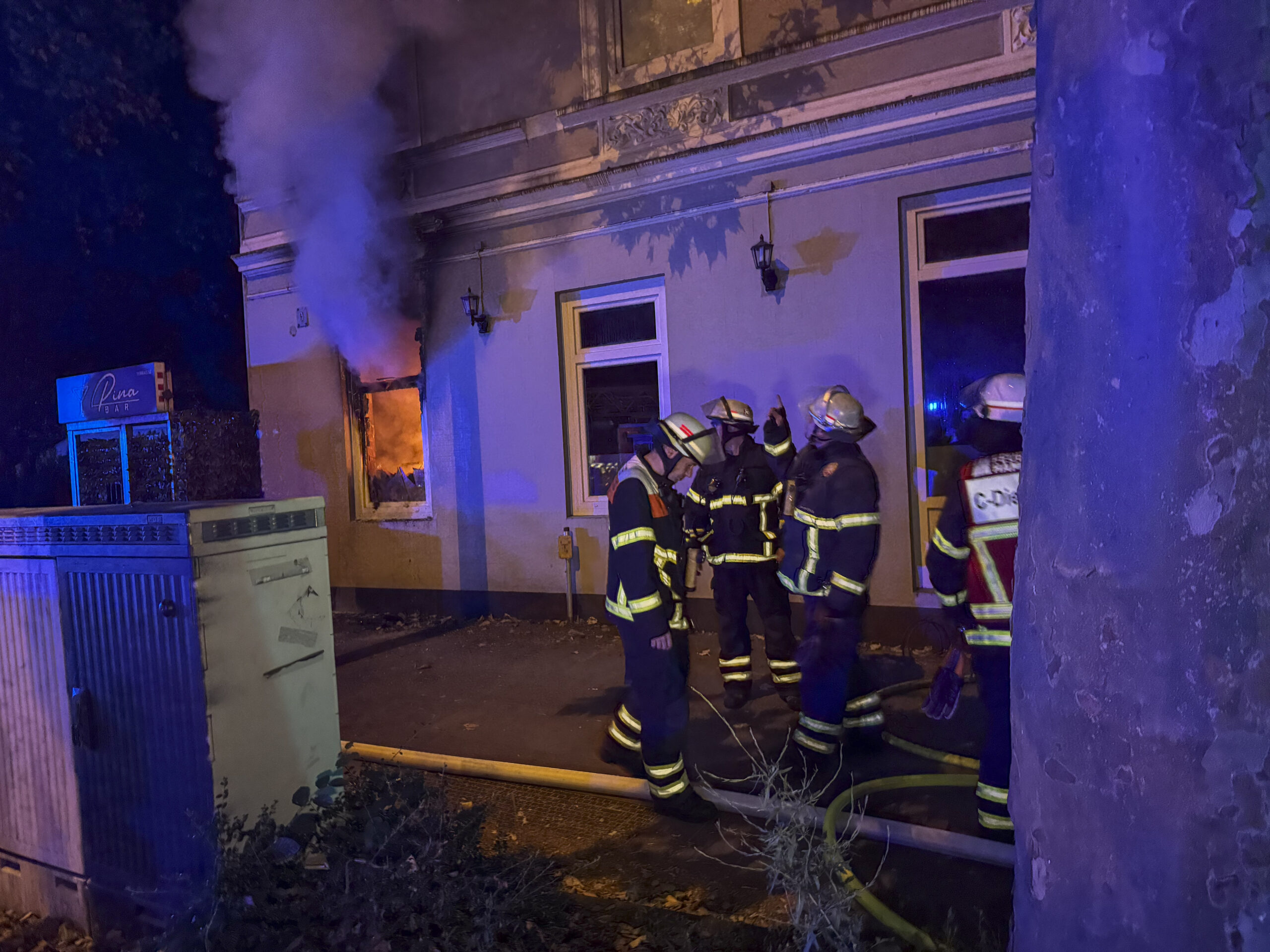 Flammen schlagen aus dem Fenster einer Kneipe in Hamburg-Bramfeld.