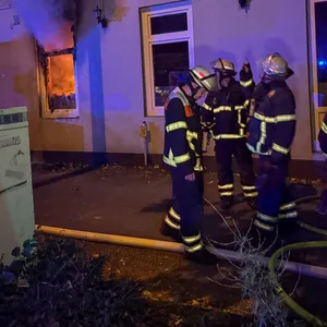Flammen schlagen aus dem Fenster einer Kneipe in Hamburg-Bramfeld.