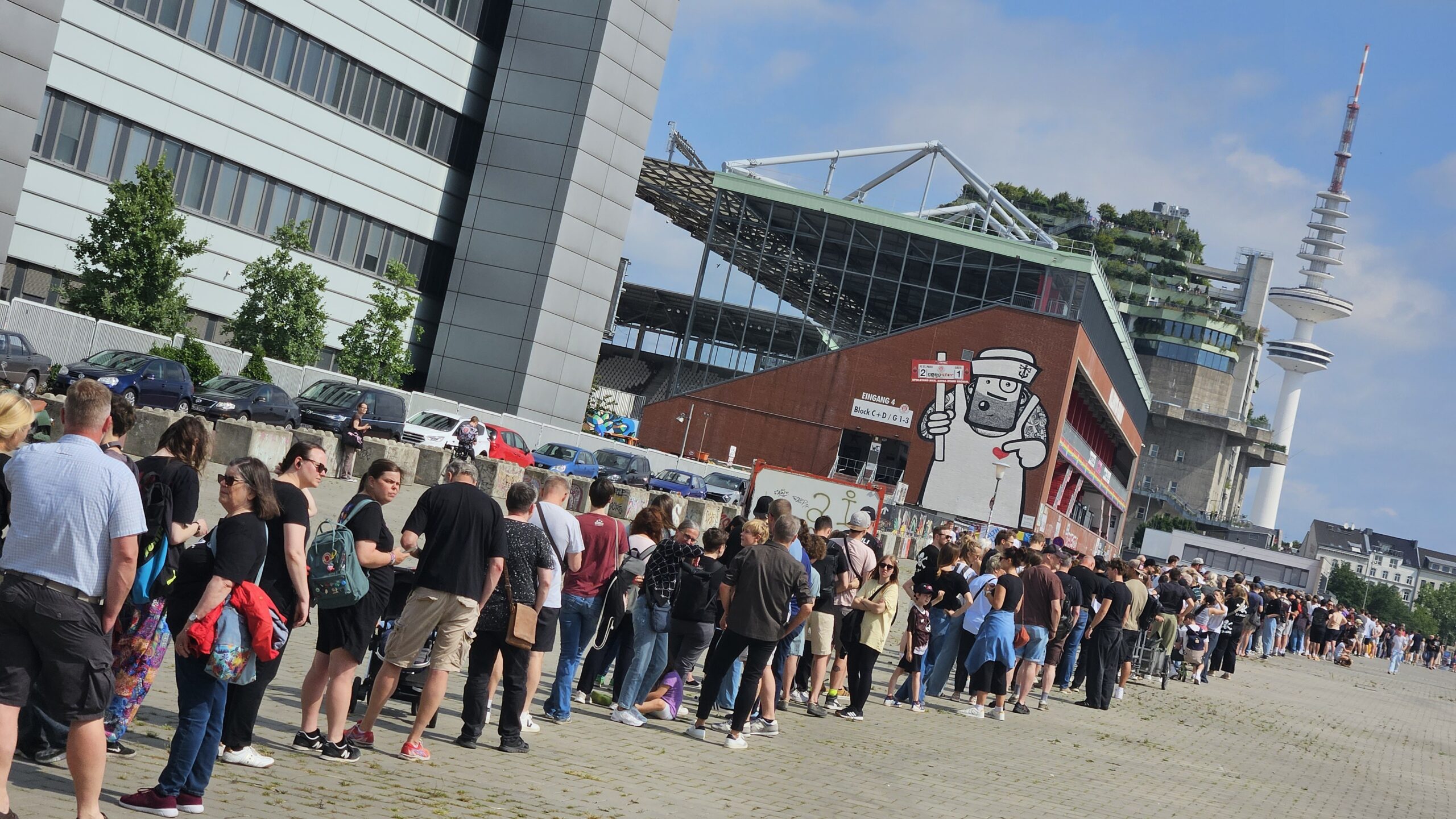 Schlange vorm Millernstorstadion in Hamburg