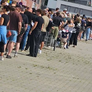 Schlange vorm Millernstorstadion in Hamburg