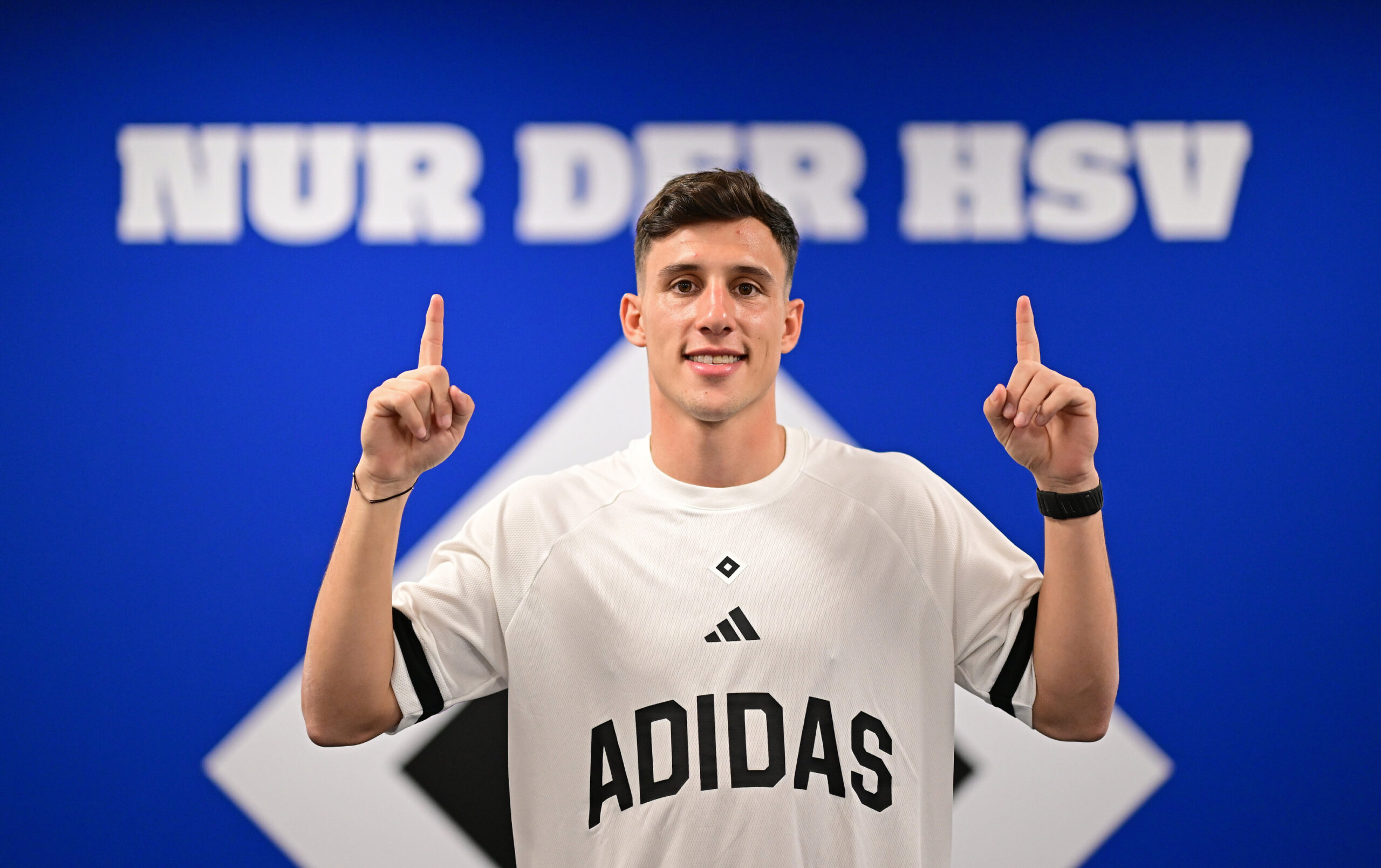 Nicolas Capaldo auf der Geschäftsstelle des HSV