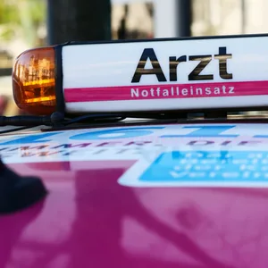 Das Auto eines Arztes im Notfalleinsatz (Symbolfoto).