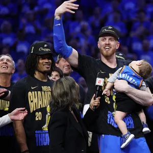 Isaiah Hartenstein feiert mit Sohn Eiljah auf dem Arm
