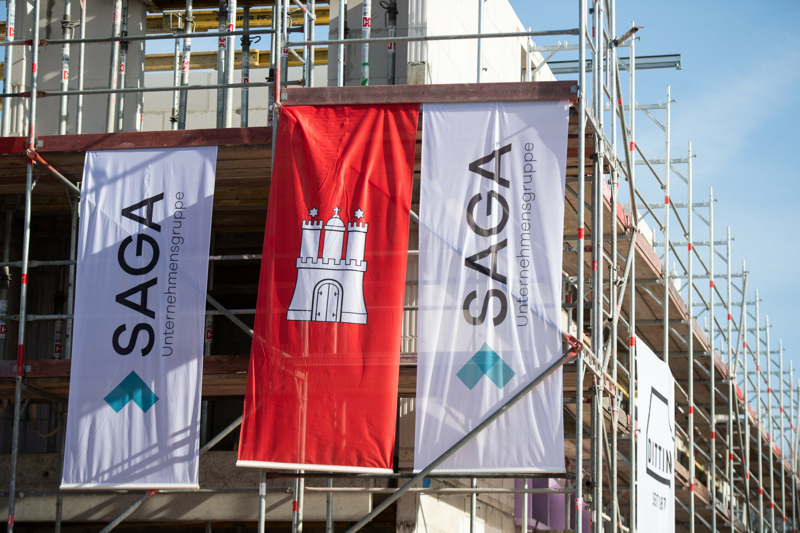 Eingerüstetes Haus mit SAGA- und Hamburg-Logo