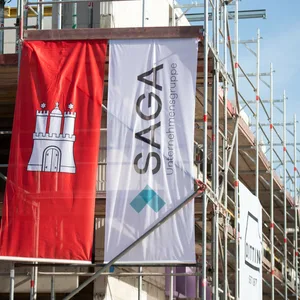 Eingerüstetes Haus mit SAGA- und Hamburg-Logo
