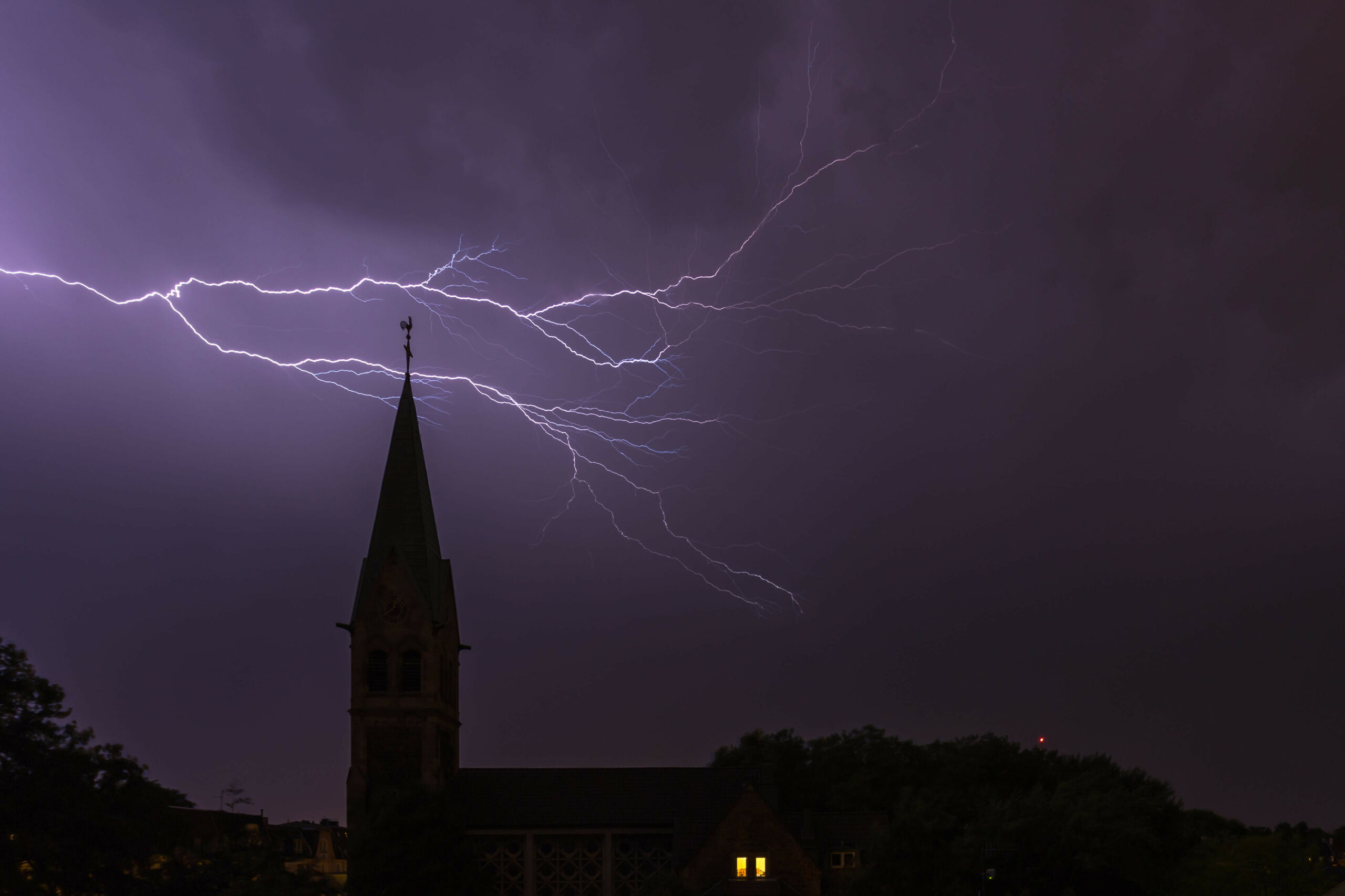 Silhouette eines Kirchturms im Gewitter (Symbolbild)
