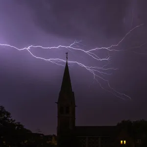 Silhouette eines Kirchturms im Gewitter (Symbolbild)