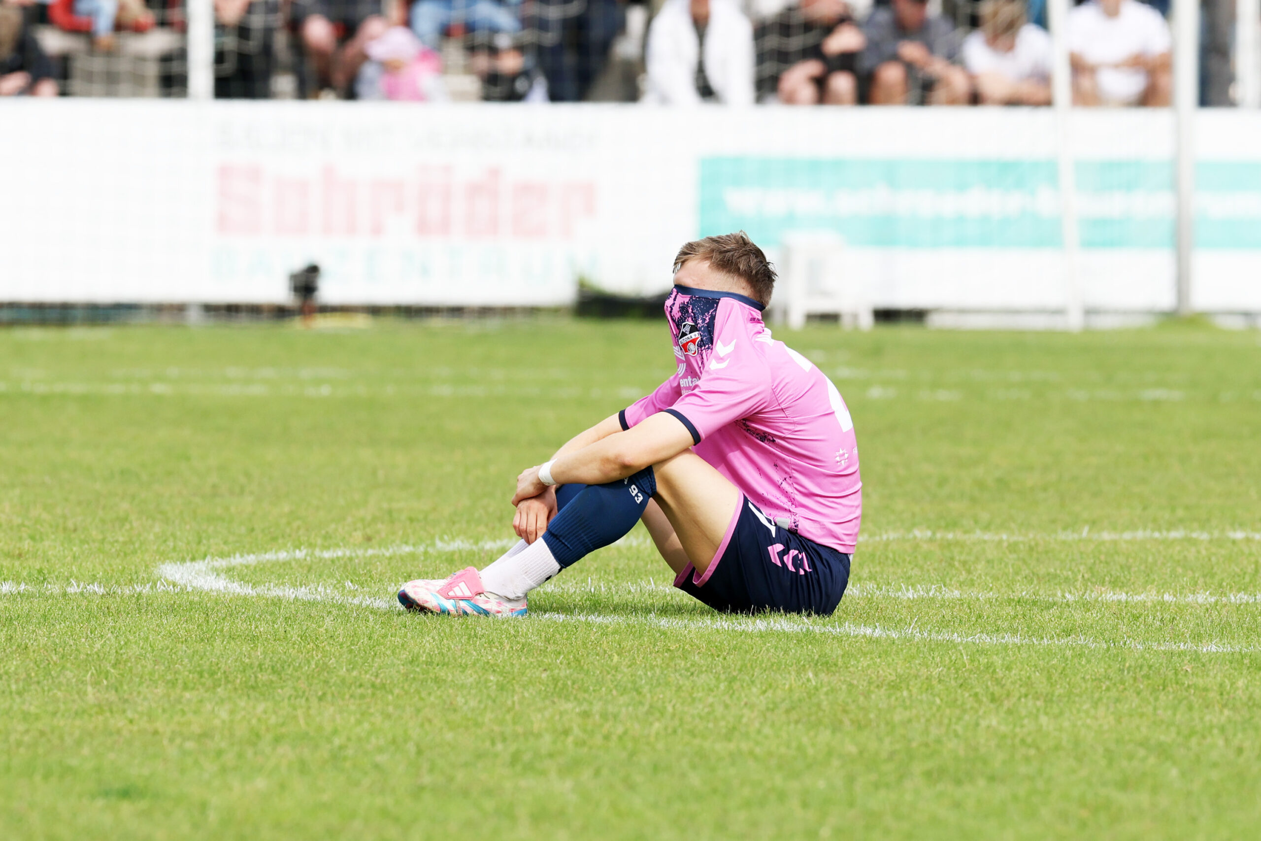 Altonas Gianluca Przondziono nach dem Abpfiff in Heide am Boden