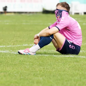Altonas Gianluca Przondziono nach dem Abpfiff in Heide am Boden