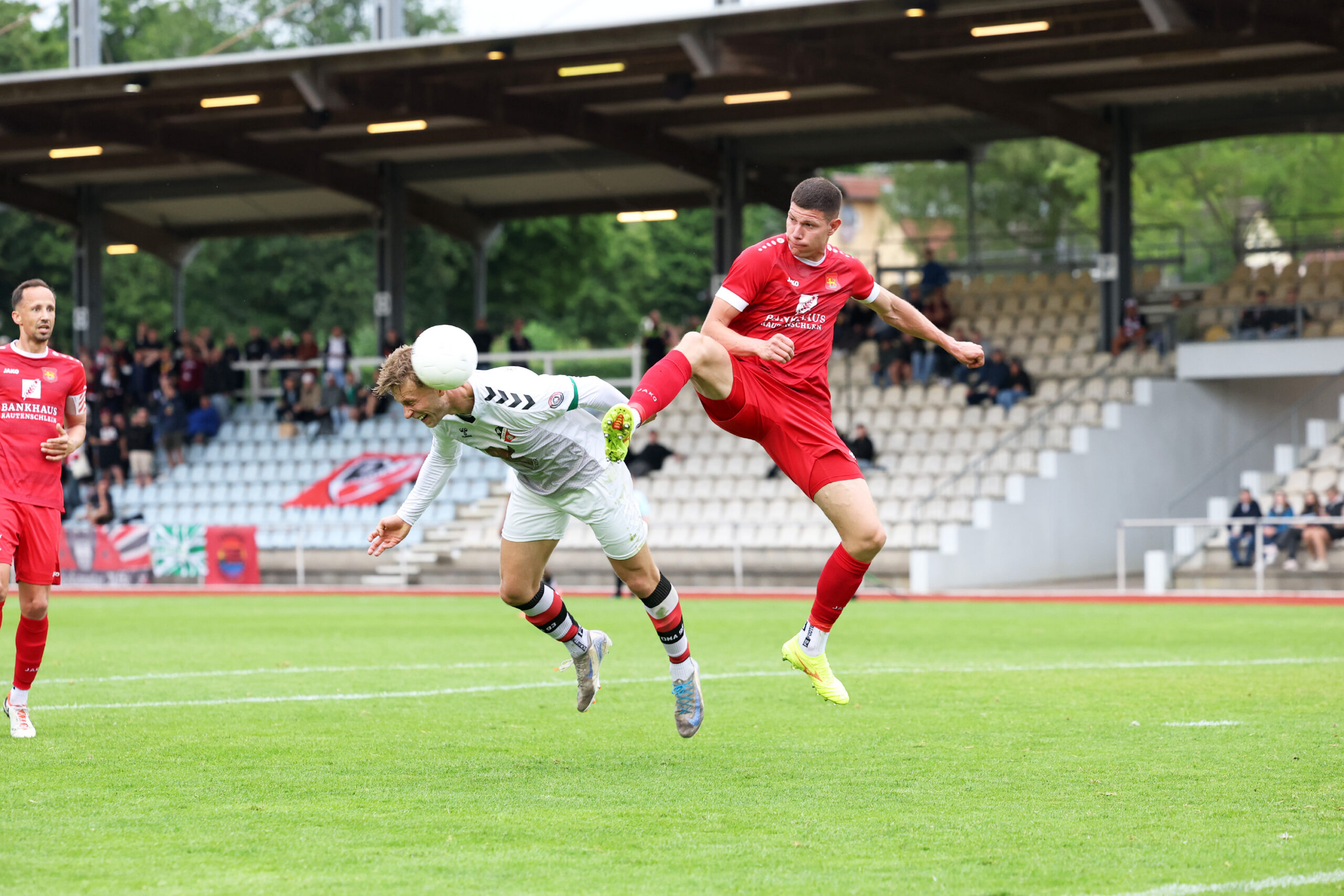 Altonas Tobinski setzt zum Flugkopfball an.