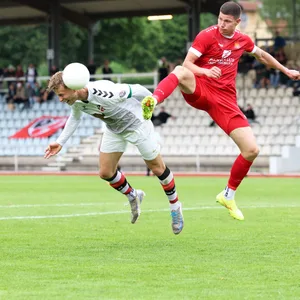 Altonas Tobinski setzt zum Flugkopfball an.