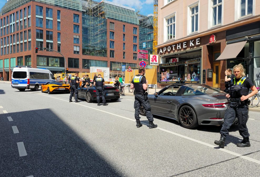 Provokante Aktion an der Alster – Polizei stoppt hochmotorisierte Sportwagen