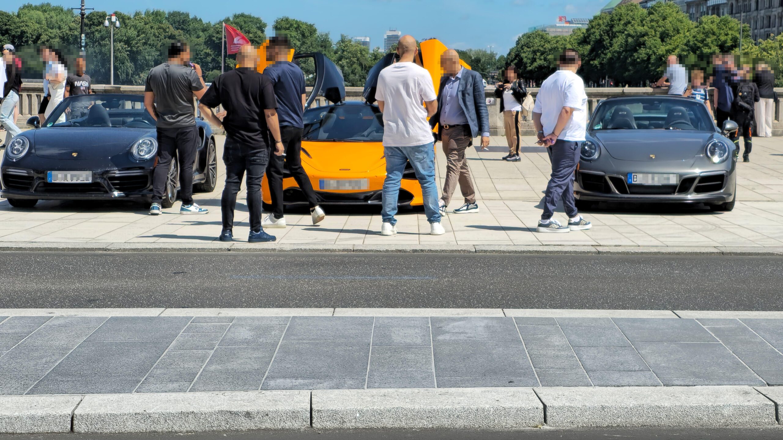 Provkante Aktion an der Alster – Autoposer mit teuren Flitzern von der Polizei gestoppt