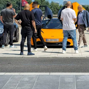 Provkante Aktion an der Alster – Autoposer mit teuren Flitzern von der Polizei gestoppt