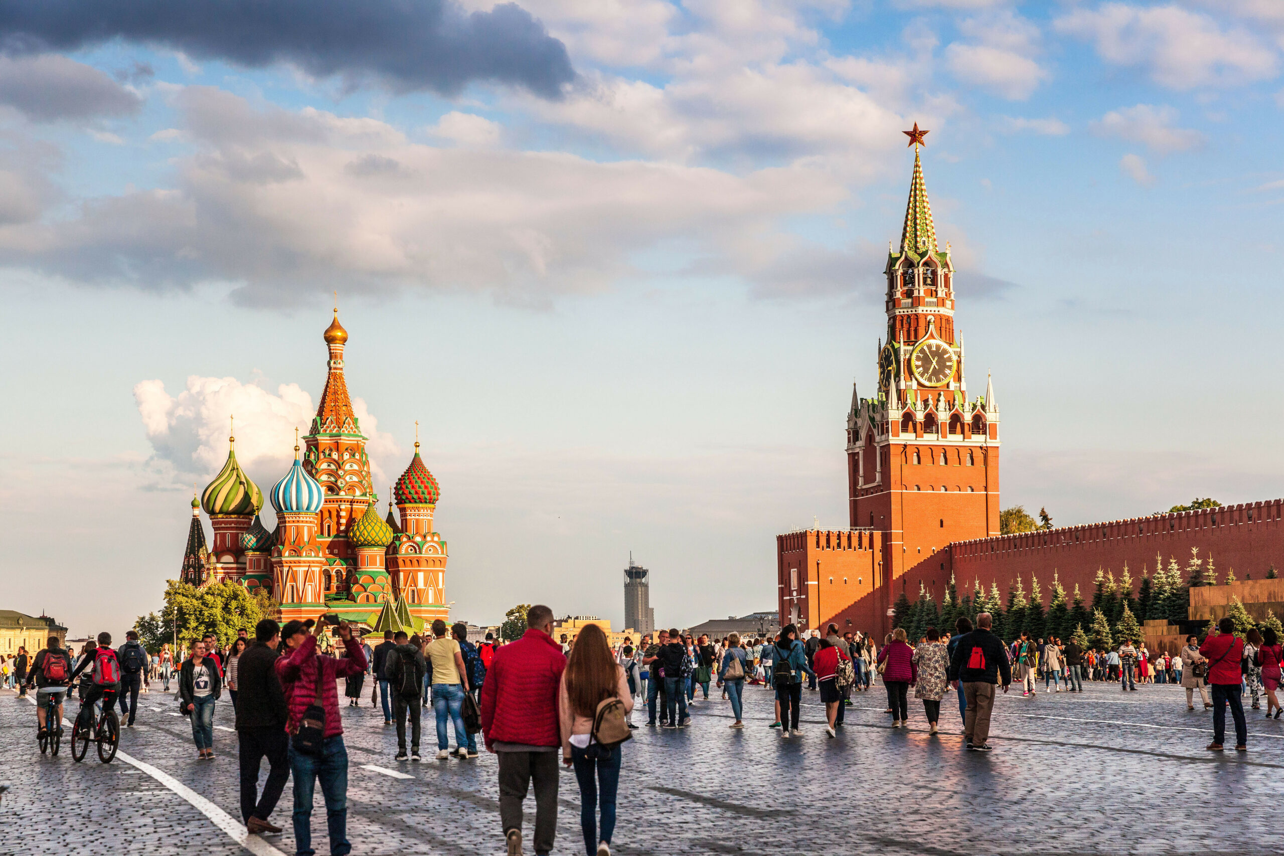 Blick über den Roten Platz auf den Kreml (r.) und die Basilius-Kathedrale.