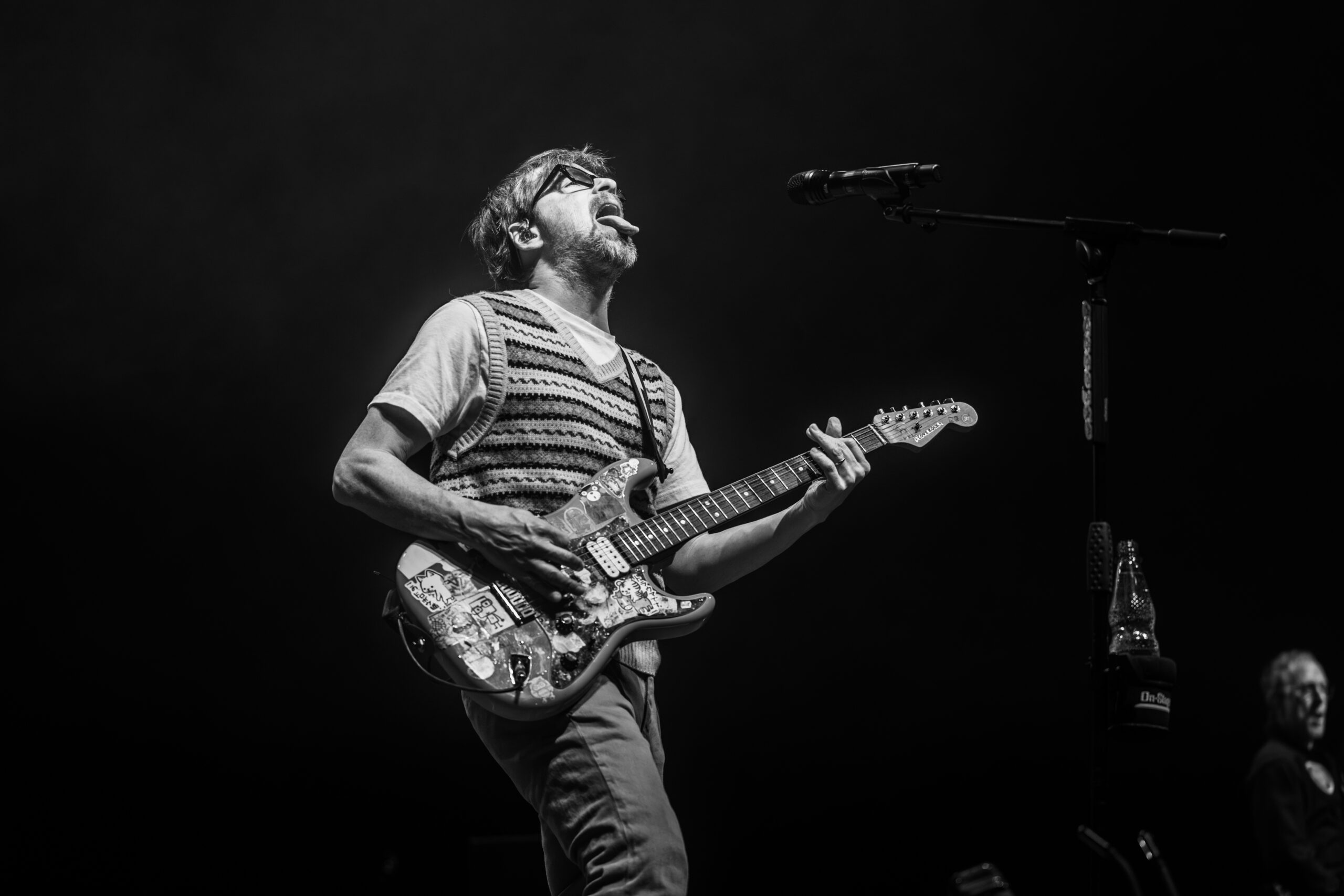 Der Erdkunde-Lehrer kann auch Rockstar-Pose: Weezer-Frontmann Rivers Cuomo in der Sporthalle.