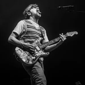 Der Erdkunde-Lehrer kann auch Rockstar-Pose: Weezer-Frontmann Rivers Cuomo in der Sporthalle.