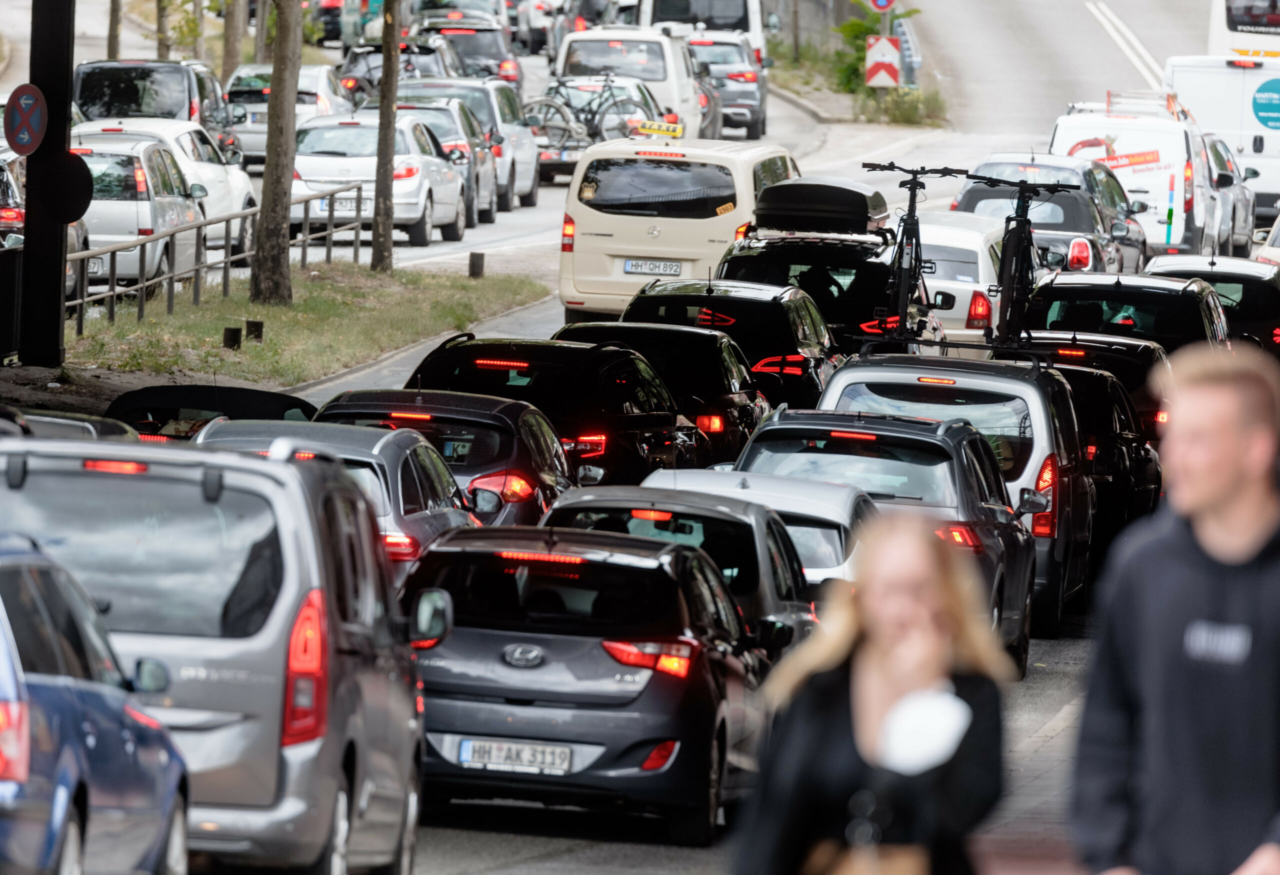 Wegen einer Sperrung des Elbtunnels auf der Autobahn A7 kommt es in Hamburgs Innenstadt zu großen Staus.
