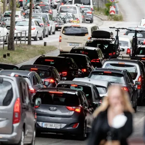 Wegen einer Sperrung des Elbtunnels auf der Autobahn A7 kommt es in Hamburgs Innenstadt zu großen Staus.