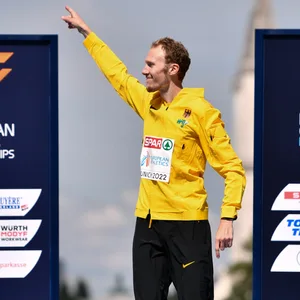 Richard Ringer jubelt bei der Siegerehrung über Gold