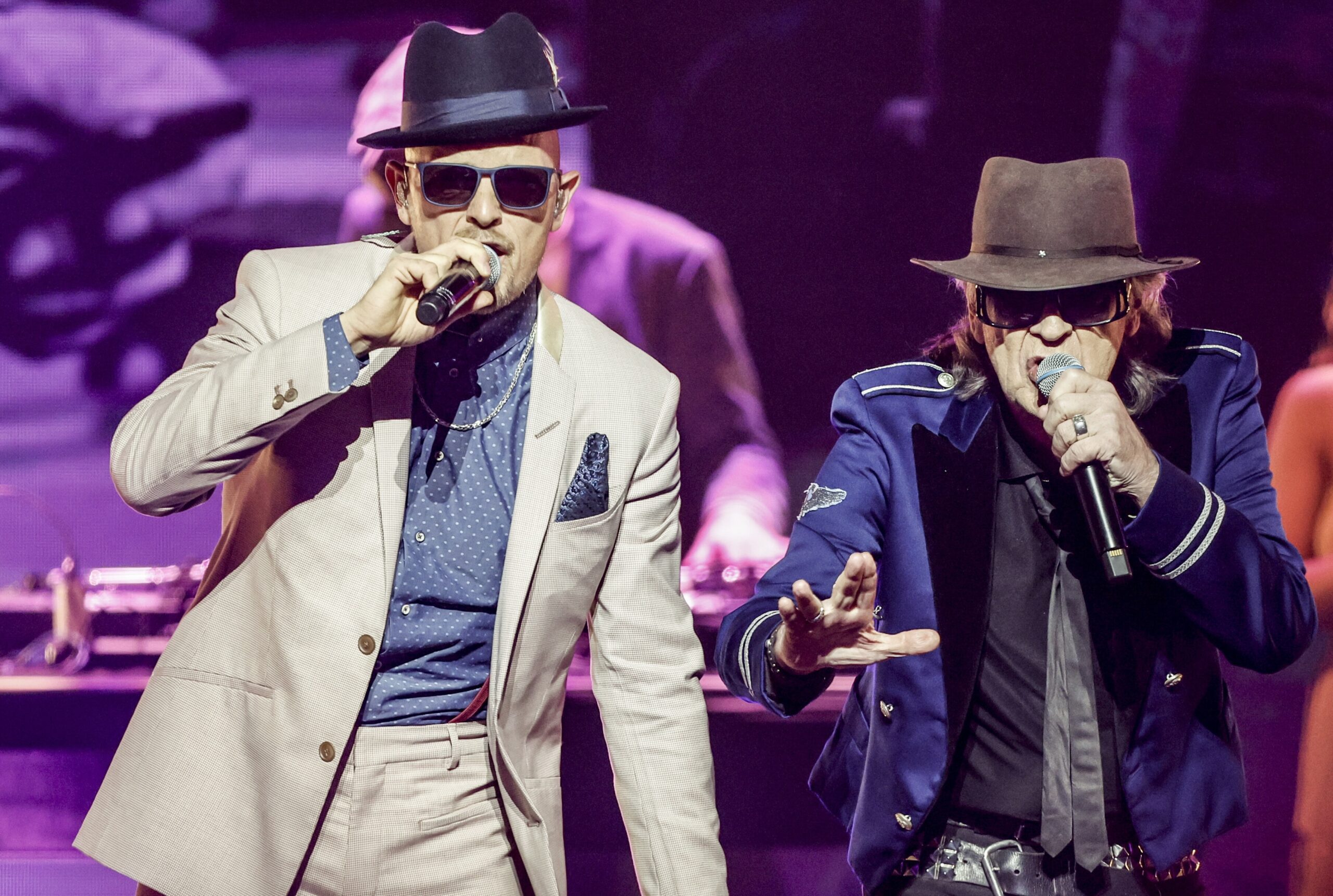 Links Jan Delay, rechts Udo Lindenberg, beide singen in ihre Mikrofone