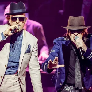 Links Jan Delay, rechts Udo Lindenberg, beide singen in ihre Mikrofone