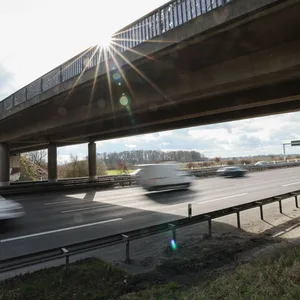 Unbekannte habe Gegenstände von einer Brücke auf die A1 geworfen (Symbolfoto).