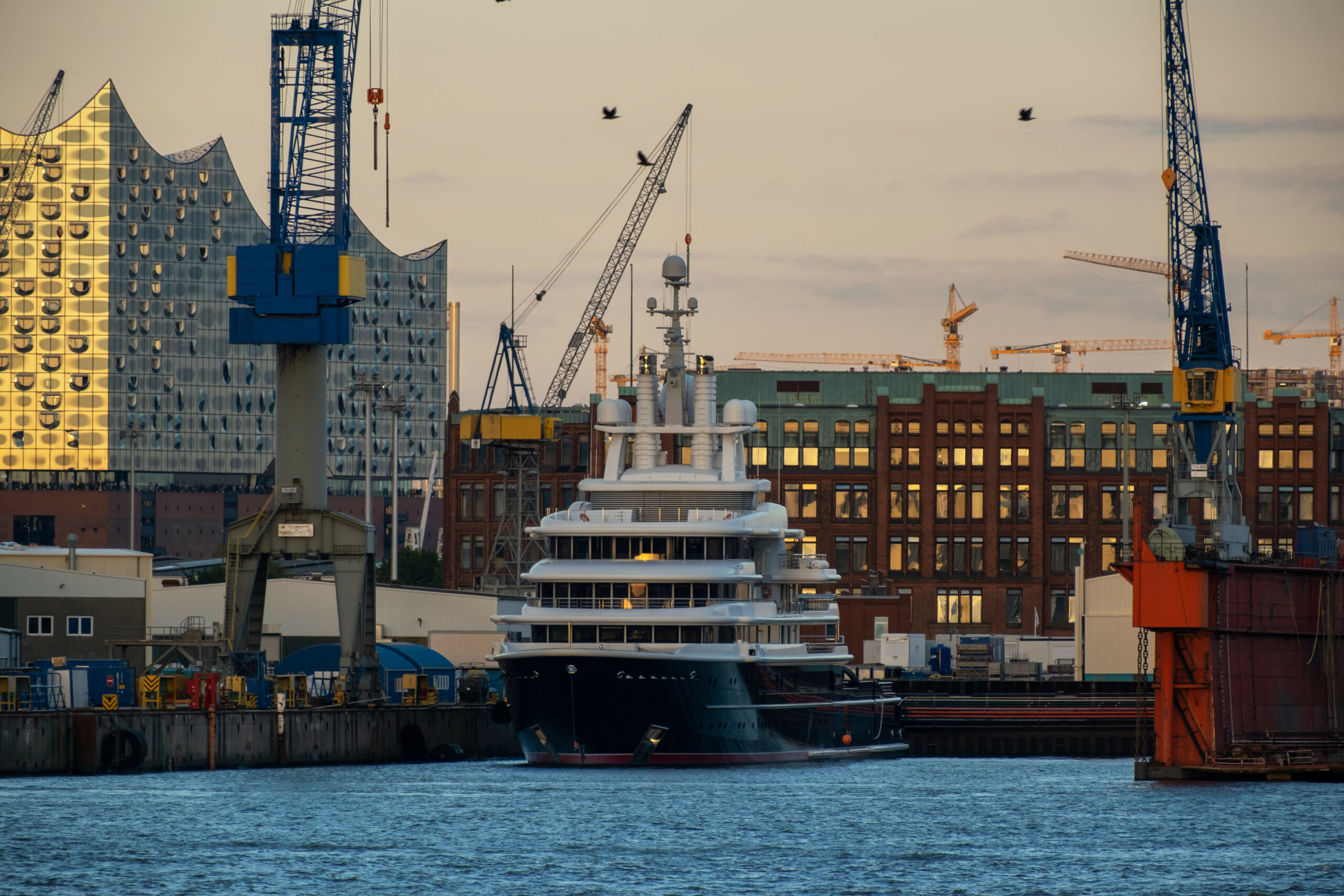 Die Luxusyacht „Luna“ im Hamburger Hafen