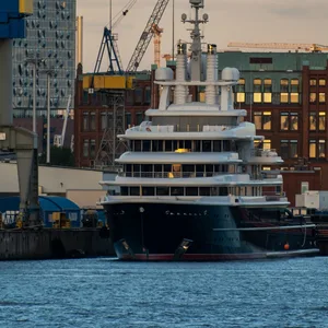 Die Luxusyacht „Luna“ im Hamburger Hafen