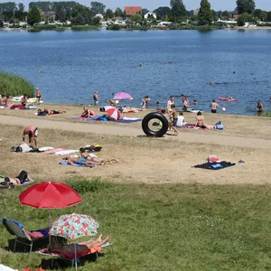 Menschen an einem Badesee