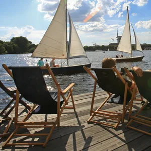 Menschen sonnen sich an der Alster