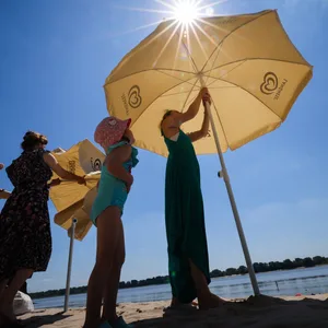 Ein Schirm schützt vor Sonne – die Sonnencreme sollte man auch in Hamburg trotzdem nicht vergessen.