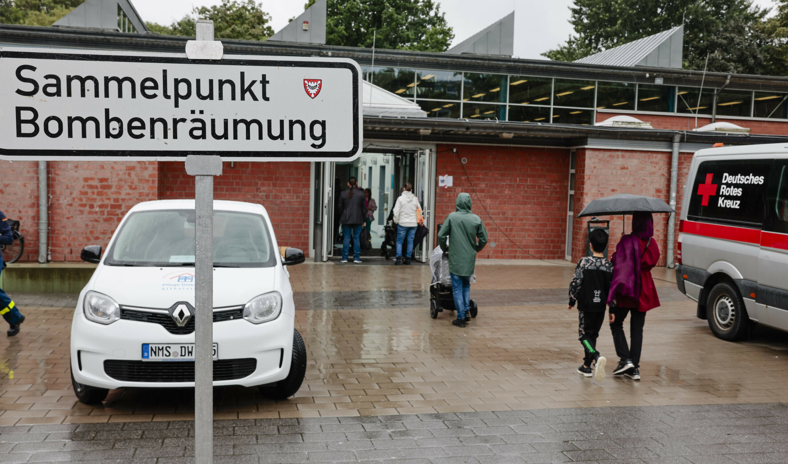 Ein Schild mit der Aufschrift „Sammelpunkt Bombenräumung“ vor der Hans-Christian-Andersen-Schule 2023