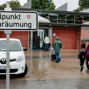 Ein Schild mit der Aufschrift „Sammelpunkt Bombenräumung“ vor der Hans-Christian-Andersen-Schule 2023