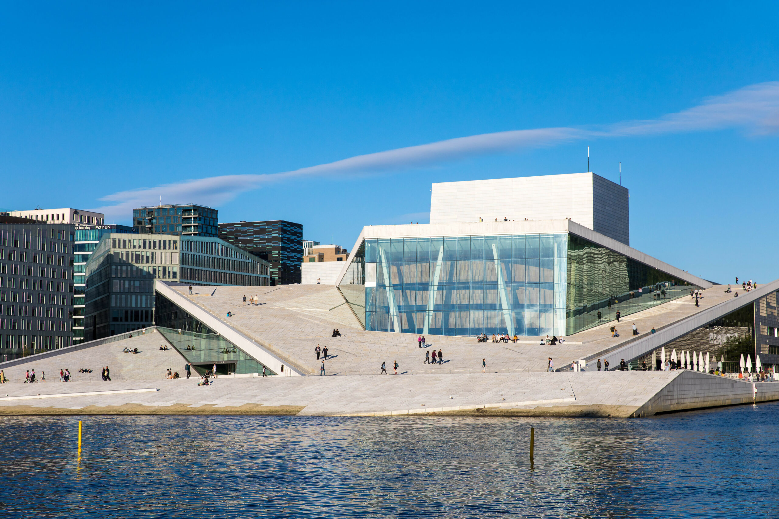Moderner Bau aus Glas und Beton