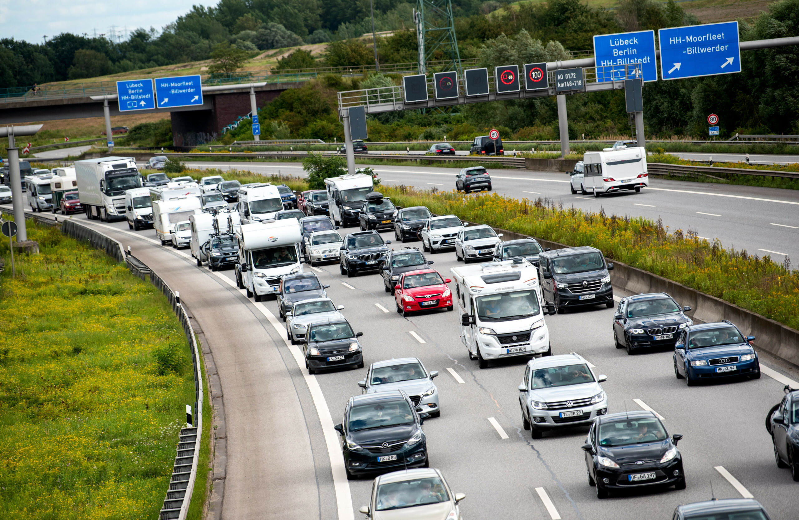 Autos fahren auf der Autobahn A1 bei Moorfleet durch den Stau.