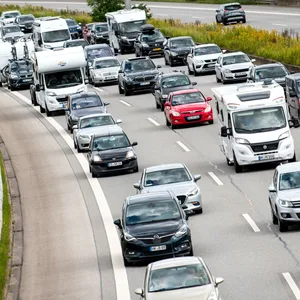 Autos fahren auf der Autobahn A1 bei Moorfleet durch den Stau.