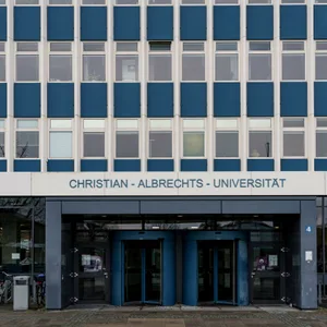 Der Eingang zum Verwaltungsgebäude der Christian-Albrechts-Universität in Kiel.