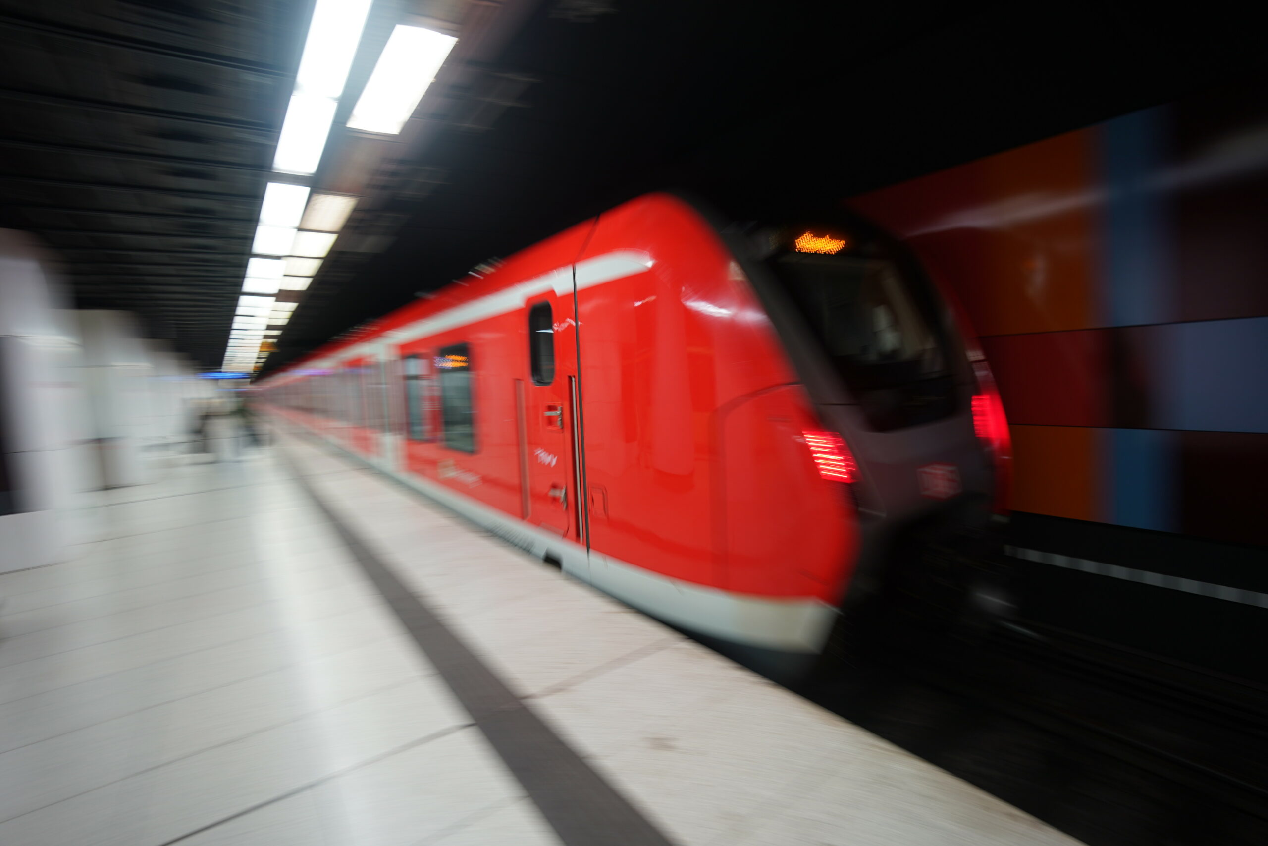 Mädchen rutscht am bahnhof Harburg in Spalt zwischen Bahnsteigkante uns S-Bahn – Passanten retten sie.