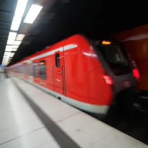 Mädchen rutscht am bahnhof Harburg in Spalt zwischen Bahnsteigkante uns S-Bahn – Passanten retten sie.